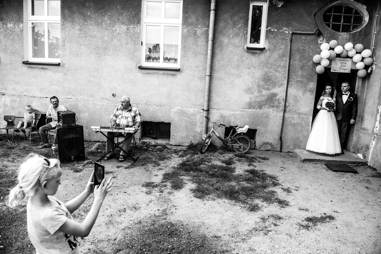 III miejsce w kategorii "Życie codzienne", zdjęcia pojedyncze, fot. Waldemar Stube

Rakowo koło Gniezna. Wesele we wsi, gdzie kultywowany jest zwyczaj przygrywania przez grajka podczas wyjścia nowożeńców z domu rodzinnego panny młodej. 25 lipca 2015